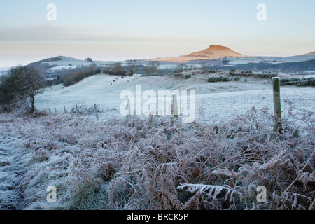 Nähe Richtfest bei Sonnenaufgang in North York Moors National Park mit Frost bedeckt Felder im Vordergrund Stockfoto