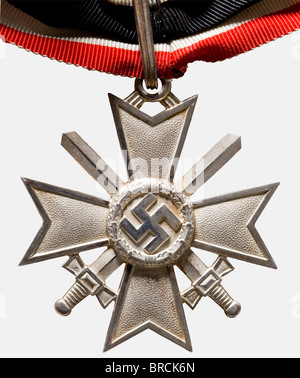 Ein Ritterkreuz mit Schwertern zum Kriegsverdienstkreuz von 1939, in seinem Aufmachungsfall Versilbert, die Kanten poliert, geschlossen, gerillter Aufhängungsring, gestanzt '900' und '1' (für Deschler, München) am unteren Querarm. Nicht Getragen (Nr. 7.04.03 1). Abmessungen ca. 53 x 58 mm, Gewicht 38,9 g. Genähtes Nackenband, Länge 49 cm. Blaue Preiskoffer mit schwarzer Samteinlage und silberfarbenem Seideneinband, die Kanten leicht eingerieben. Historisch, historisch, 1930er, 20. Jahrhundert, Auszeichnungen, Auszeichnung, Deutsches Reich, Drittes Reich, NS-Zeit, Nationalsozialismus, Objekt, Objekte, Stills, Stockfoto