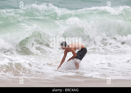 Gebräunte junger Mann am Strand Thailand Stockfoto