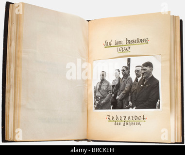 Heinrich Himmler, ein Präsentationsband "10 Jahre Reichführer SS" (10 Jahre als Reichführer SS) Schwarzlederbindung mit dem entsprechenden Titel in Silber und 168 Seiten mit den persönlichen Memoiren verschiedener SS-Führer zur Gründerzeit der SS und ihren ersten Treffen mit Himmler. Jeder Text ist individuell gestaltet, sei es handschriftlich, in Kalligraphie oder typisiert, mit Farbillustrationen und Paste historisch, historisch, Menschen, 1930er, 1930er, 20. Jahrhundert, Waffen-SS, bewaffnete SS-Division, bewaffneter Dienst, bewaffnete Dienste, NS, Stockfoto