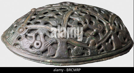 Ein Paar Wikinger-Schildkrötenfibeln, skandinavisch, 9. Jahrhundert n.Chr. Bronze mit grünlicher Patina. Zwei Schichten, ovale, konvexe Form. Die obere Schicht mit Aufmachungen porträtiert Tiere zwischen der Tendrildekoration. Unterhalb einer genieteten, massiven Schicht mit Resten des ursprünglichen Befestigungsstifts. Eine vollständig erhaltene Fibel inkl. Unterlage, die andere Brosche teilweise wiederhergestellt (die untere Schicht wurde vollständig durch synthetisches Material ersetzt). Gereinigte archäologische Fundstellen. Länge von je 11 cm. Historisch, historisch, althergekommen, uralt, alt, alt, Objekt, Objekte, still, Stockfoto