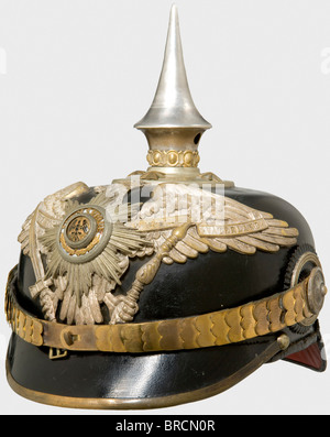 Ein Helm für preussische Offiziere, der Garde-Infanterie oder Pionier-Faserkörper mit silberfarbenen Beschlägen. Schutzadler mit dem teilweise emaillierten Stern Des Orden des Schwarzen Adlers. Chinskalen und Sternschrauben aus Tombac, Offiziersschaben. Stachel nicht versilbert (erneuert?), Seidenliner erneuert, Versilberung gerieben. Wie vom Wach-Füsilier-Regiment, dem 5. Fußwachen-Regiment, dem Garde-Pionier-Bataillon und Eisenbahn-Regimentern 1 - 3. Historisch, historisch, 19. Jahrhundert, preussisch, Deutsch, Deutschland, Militaria, Militär, Objekt, Objekte, Stills, cli, getragen Stockfoto