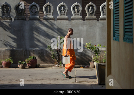 Ein buddhistischer Mönch Gewässer Topfpflanzen in einem Tempel in Phnom Penh, Kambodscha. Stockfoto