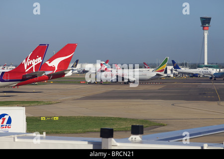 Eine äthiopische Jet abgeschleppt am Flughafen Heathrow, London Stockfoto