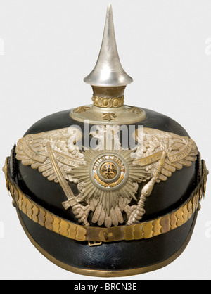 Ein Helm für preussische Offiziere, der Garde-Infanterie oder Pionier-Faserkörper mit silberfarbenen Beschlägen. Schutzadler mit dem teilweise emaillierten Stern Des Orden des Schwarzen Adlers. Chinskalen und Sternschrauben aus Tombac, Offiziersschaben. Stachel nicht versilbert (erneuert?), Seidenliner erneuert, Versilberung gerieben. Wie vom Wach-Füsilier-Regiment, dem 5. Fußwachen-Regiment, dem Garde-Pionier-Bataillon und Eisenbahn-Regimentern 1 - 3. Historisch, historisch, 19. Jahrhundert, preussisch, Deutsch, Deutschland, Militaria, Militär, Objekt, Objekte, Stills, cli, getragen Stockfoto