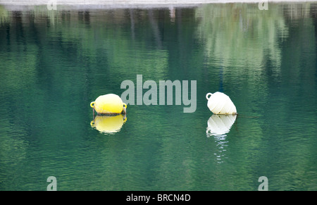 schwimmenden Bojen im Wasser Stockfoto