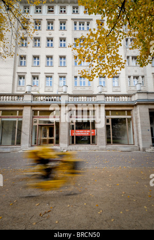 Radfahrer, die gehen nach Ost-Berlin Karl Marx Allee Stockfoto