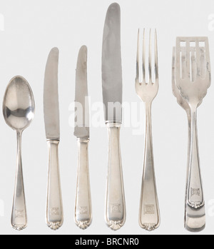 Adolf Hitler - Obersalzberg, 16 Silberteile aus dem Führer-Begleit-Bataillon Hartversilberte Ausführung, die Griffe mit den gejagten Insignien des Führer-Begleit-Bataillons mit der Aufschrift "BSF 90". Neun Messer mit drei verschiedenen Typen, alle mit Edelstahlklingen (Länge 17 und 21,5 cm), auch drei Gabeln (18,5 cm), drei kleinen Löffeln (14 cm), Und ein paar Konditorzangen (17,5 cm): Historisch, historisch, 1930er, 1930er, 1930er, 20. Jahrhundert, NS, Nationalsozialismus, Nationalsozialismus, Nazismus, Drittes Reich, Deutsches Reich, Deutschland, Deutscher, Nationalsozialist, Nazi, NS-Zeit, Faschismus, cu, Stockfoto