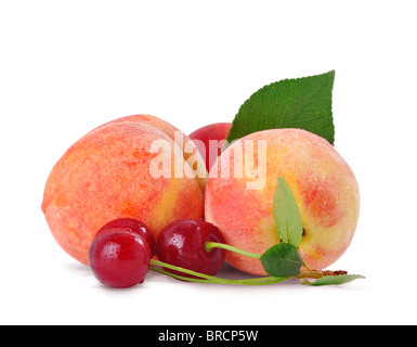 Pfirsich und Kirsche auf einem weißen Hintergrund isoliert Stockfoto