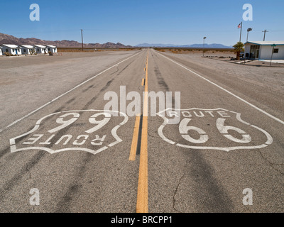 Route 66 auf einer einsamen Strecke von kalifornischen Mojave-Wüste. Stockfoto