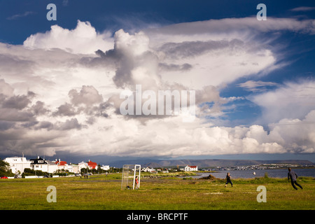 Vater mit seinen beiden Söhnen Fußball spielen. Reykjavik, Island. Stockfoto