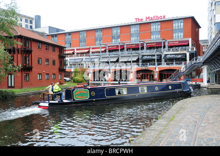 Narrowboat auf Birmingham Kanal vorbei, hinter der Mailbox Stockfoto