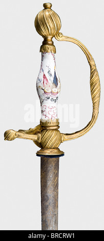 Ein deutsches Kleinschwert mit Porzellangriff, ca. 1750 zweischneidige, zuckende Klinge aus Rautenschnitt, mit dekorativer Radierung mit Vergoldungsresten auf beiden Seiten an der Forte. Vergoldeter bronzener Hilt mit spiralig geschachtelter Ornamentik und einem Porzellangriff, handbemalt in Farbe (kleiner Chip auf einer Seite). Länge 96 cm. Selten. Diese Schwerter wurden hauptsächlich in Sachsen hergestellt: Historisches, historisches, 18. Jahrhundert, Kleiderschwert, Schwerter, Thrusting, Thrustings, Kleinschwert, epee de cour, Waffe, Waffen, Waffen, Waffen, Militär, Militaria, Objekt, Objekte, Stills, Clipping, Clippings, Stockfoto