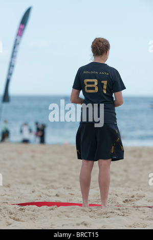 Team-Mitglied von den goldenen Ameisen. Extreme Frisbee, eines der Ereignisse zum Windfest 2010 abgehaltenen Sandbanks Strand, Poole. Stockfoto