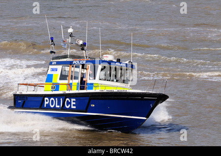 Ein Metropolitan Polizei starten Reisen bei hoher Geschwindigkeit auf der Themse, London, England, UK Stockfoto