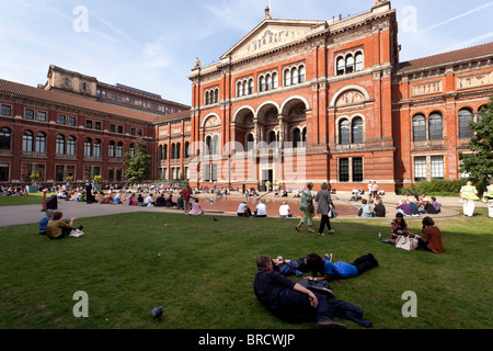 Entspannen Sie in der John Madejski Garten im Victoria and Albert Museum Stockfoto