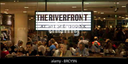 Das Riverfront Restaurant Fenster Southbank, London, UK. Stockfoto