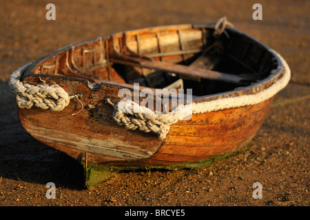 Einem traditionellen hölzernen Ruderboot auf Kies. Stockfoto