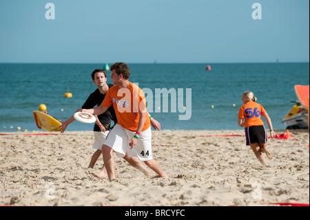 Extreme Frisbee, eines der Ereignisse zum Windfest 2010 abgehaltenen Sandbanks Strand, Poole. Stockfoto