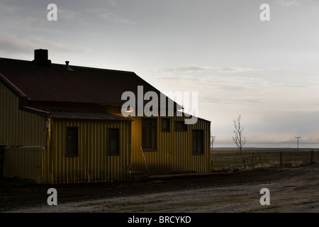 Farm, die geschlagen wurde durch Vulkanasche aus dem Vulkanausbruch im Eyjafjallajökull-Gletscher, Südisland. Stockfoto