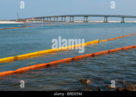 Ölige Ölsperre, Boggy Point, Perdido Pass, Orange Beach, Alabama. Stockfoto