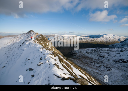 Einsame Winterwandern auf die berühmte Striding Edge Besteigung des Lakelandpoeten in der Lake District National Park, England. Stockfoto