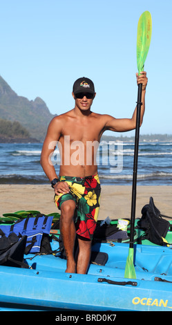 Kajak-Guide bei Hanalei Bay auf Kauai mit Bali Hai im Hintergrund Stockfoto