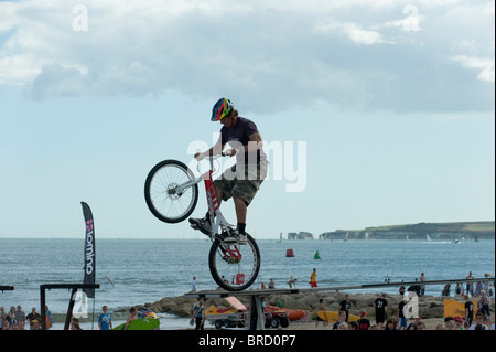 Martyn Ashton führt auf der Tier-Bike-Show in 2010 Poole Tier Windfest, statt auf Sandbänken, Poole. Stockfoto