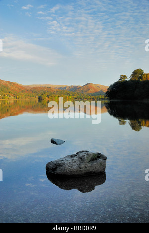 Ruder Crag spiegelt sich in Grasmere im Herbst, englischen Lake District Stockfoto