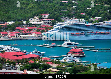 Boote in Charlotte Amalle mit Hafenrundfahrt Schiff. St. Thomas. Jungferninseln (US). Stockfoto