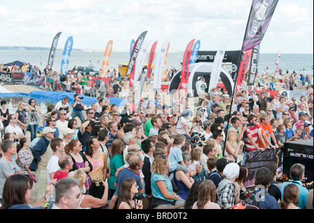 Menschenmassen beobachten die Tier Bike Show in 2010 Poole Tier Windfest, statt auf Sandbänken, Poole. Stockfoto