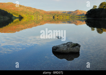 Ruder Crag spiegelt sich in Grasmere im Herbst, englischen Lake District Stockfoto