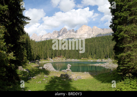 Malerische Aussicht auf Carezza See in der italienischen Region Trentino-Alto Adige (Südtirol) Stockfoto