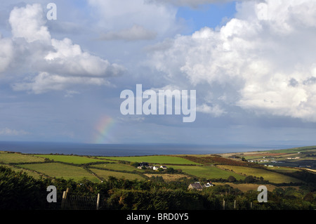 Regenbogen über Cardigan Bay, St. Dogmaels, Pembrokeshire, Wales, Vereinigtes Königreich Stockfoto