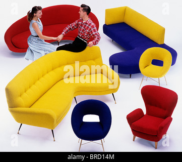 50er Jahre Möbel, Sofas und Stühle mit jiving / 50er Modelle Stockfoto