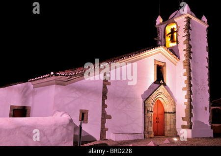 Portugal, Alentejo: Nächtlich beleuchteten Kirche Igreja do Espirito Santo in Marvao Stockfoto