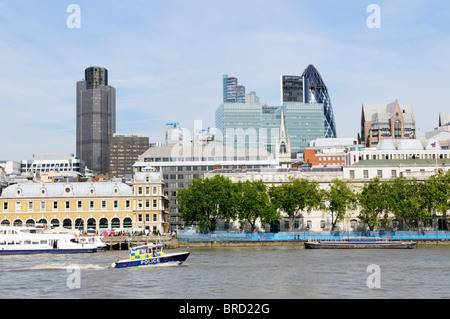 Metropolitan Police starten auf der Themse mit City of London Gebäude im Hintergrund, London, England, UK Stockfoto