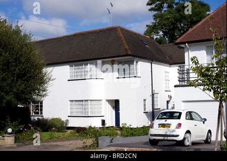 Häuser und Autos im Bereich der Nord-London Hampstead Garden Suburb Stockfoto