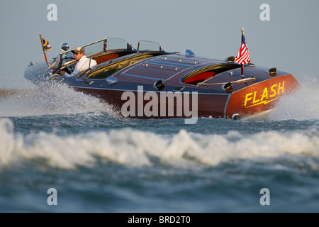 Ein antikes, hölzernes Hacker-Craft-Boot in einer Hochgeschwindigkeitsdrehung. Stockfoto