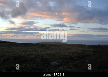 Sonnenuntergang über Dinas Kopf und Cardigan Bay aus gemeinsamen Carningli, Newport, Pembrokeshire, Wales, Vereinigtes Königreich Stockfoto