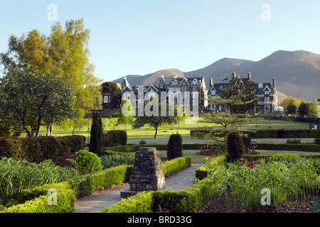 Dämmerung leuchtet die Frühlingsblumen in Hope Park, Keswick, mit Blick auf Skiddaw jenseits Stockfoto