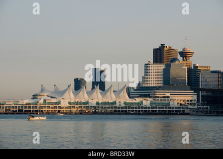 Skyline von Vancouver in der Abenddämmerung Stockfoto