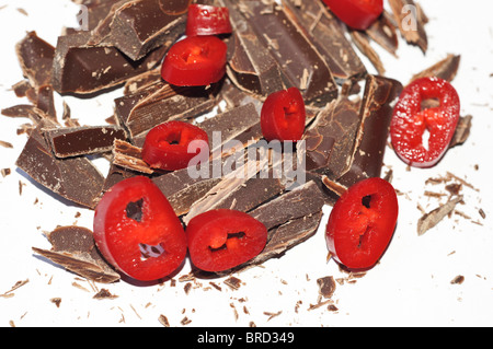 Stücke von Schokolade mit Chili in Scheiben geschnitten Stockfoto