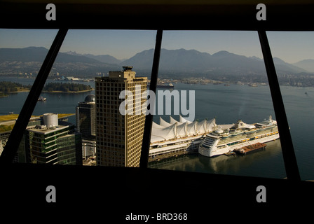 Blick auf Canada Place und das Kreuzfahrtterminal vom Vancouver Lookout Beobachtungsdeck, Harbour Centre, Vancouver, British Columbia, Kanada Stockfoto