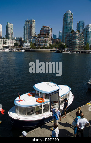 Menschen, die ein Wasser-Taxi einsteigen False Creek, Granville Island, Vancouver Stockfoto