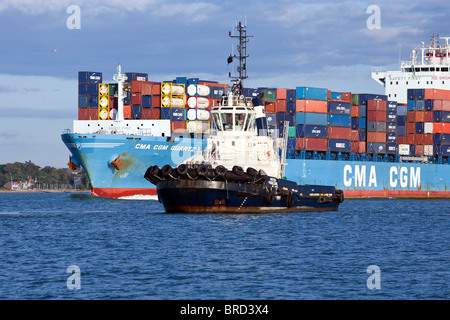 Schlepper mit Containerschiff bereit, docken an Southampton Stockfoto