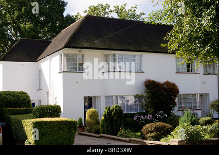 Häuser und Autos im Bereich der Nord-London Hampstead Garden Suburb Stockfoto