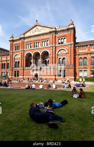 Entspannen Sie in der John Madejski Garten im Victoria and Albert Museum Stockfoto