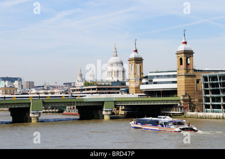 Ein Thames Clippers-Riverbus in der Nähe von Southwark Bridge und Cannon Street Station, London, England, UK Stockfoto