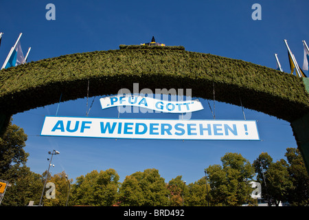 Auf Wiedersehen-Zeichen auf dem Münchner Oktoberfest Stockfoto